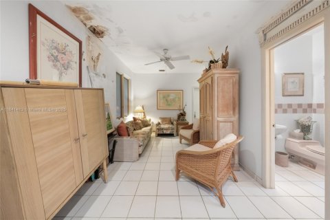 Villa ou maison à vendre à Miami, Floride: 4 chambres, 342.34 m2 № 1834446 - photo 18