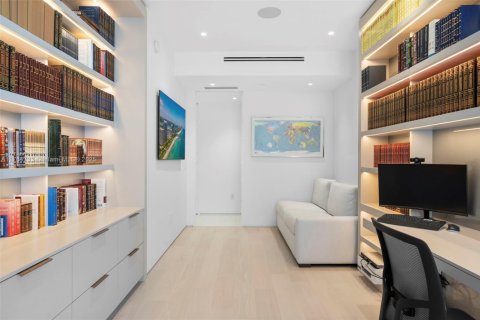 Condominio en venta en Bal Harbour, Florida, 4 dormitorios, 354.89 m2 № 1864651 - foto 17