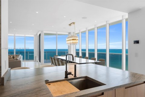 Condominio en venta en Bal Harbour, Florida, 4 dormitorios, 354.89 m2 № 1864651 - foto 9