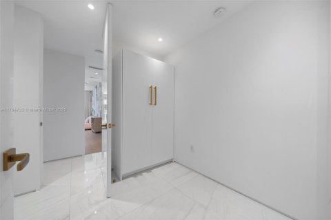 Condominio en venta en Bal Harbour, Florida, 4 dormitorios, 354.89 m2 № 1864651 - foto 23