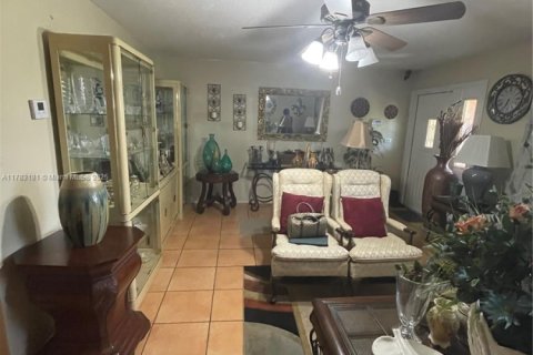 House in Tamarac, Florida 2 bedrooms, 134.62 sq.m. № 1700367 - photo 13