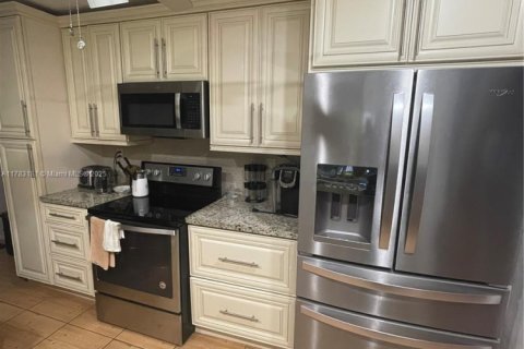 House in Tamarac, Florida 2 bedrooms, 134.62 sq.m. № 1700367 - photo 15