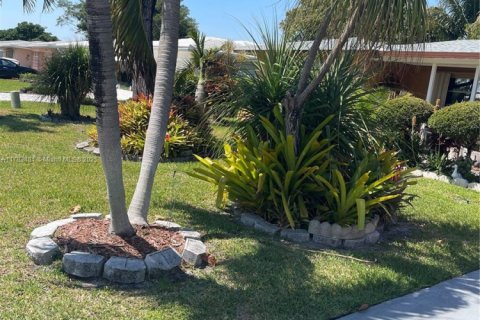 House in Tamarac, Florida 2 bedrooms, 134.62 sq.m. № 1700367 - photo 3