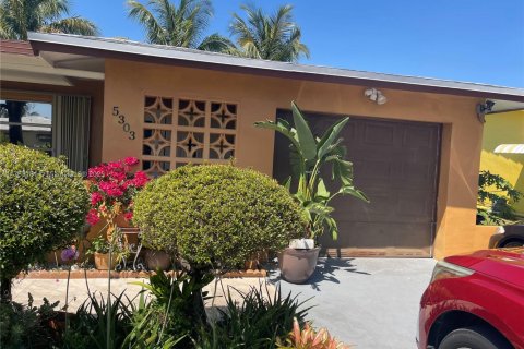 House in Tamarac, Florida 2 bedrooms, 134.62 sq.m. № 1700367 - photo 11