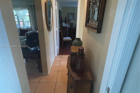 House in Tamarac, Florida 2 bedrooms, 134.62 sq.m. № 1700367 - photo 25