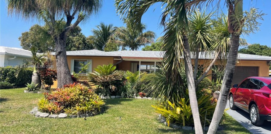House in Tamarac, Florida 2 bedrooms, 134.62 sq.m. № 1700367