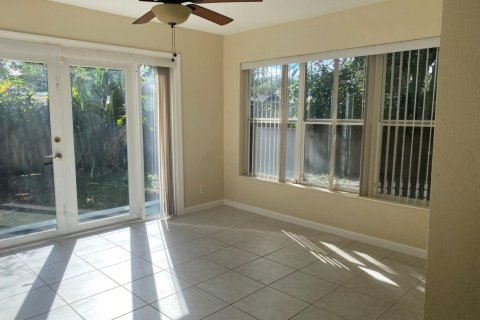 House in Pompano Beach, Florida 3 bedrooms, 134.8 sq.m. № 1159559 - photo 1
