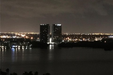 Condominio en venta en North Miami Beach, Florida, 2 dormitorios, 102.94 m2 № 2055395 - foto 15