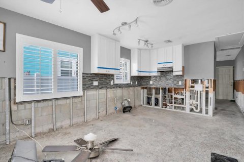 House in Saint Pete Beach, Florida 4 bedrooms, 168.8 sq.m. № 1543628 - photo 22