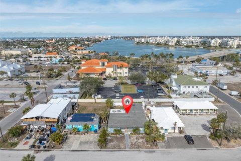 House in Saint Pete Beach, Florida 4 bedrooms, 168.8 sq.m. № 1543628 - photo 1