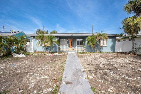 House in Saint Pete Beach, Florida 4 bedrooms, 168.8 sq.m. № 1543628 - photo 2