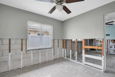 House in Saint Pete Beach, Florida 4 bedrooms, 168.8 sq.m. № 1543628 - photo 11