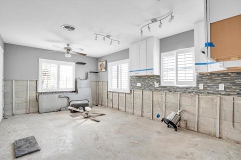 House in Saint Pete Beach, Florida 4 bedrooms, 168.8 sq.m. № 1543628 - photo 19