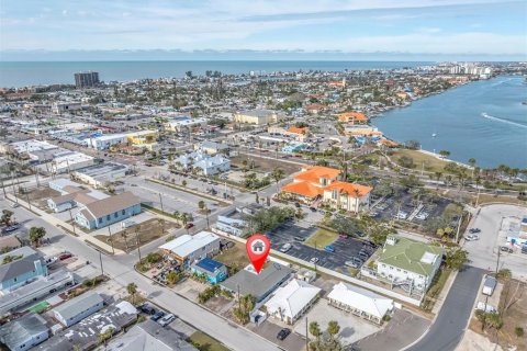 House in Saint Pete Beach, Florida 4 bedrooms, 168.8 sq.m. № 1543628 - photo 3