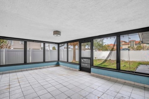 House in Saint Pete Beach, Florida 4 bedrooms, 168.8 sq.m. № 1543628 - photo 29