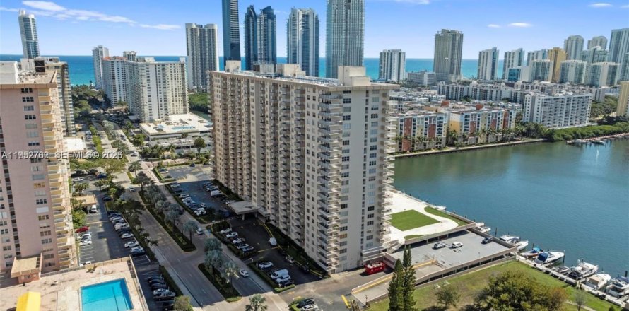 Estudio en el Condominio en Sunny Isles Beach, Florida  № 2008584