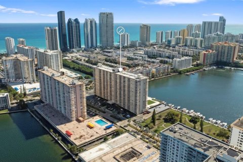 Condominio en venta en Sunny Isles Beach, Florida, 55.28 m2 № 2008584 - foto 2