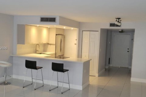 Condominio en venta en Sunny Isles Beach, Florida, 55.28 m2 № 2008584 - foto 11
