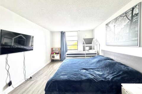 Condominio en venta en North Miami Beach, Florida, 1 dormitorio, 67.63 m2 № 1483131 - foto 4