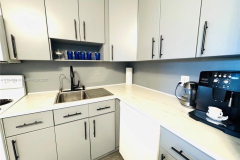 Condominio en venta en North Miami Beach, Florida, 1 dormitorio, 67.63 m2 № 1483131 - foto 1