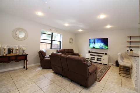 House in Homestead, Florida 4 bedrooms, 280.75 sq.m. № 2256377 - photo 24