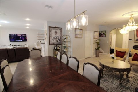 House in Homestead, Florida 4 bedrooms, 280.75 sq.m. № 2256377 - photo 20
