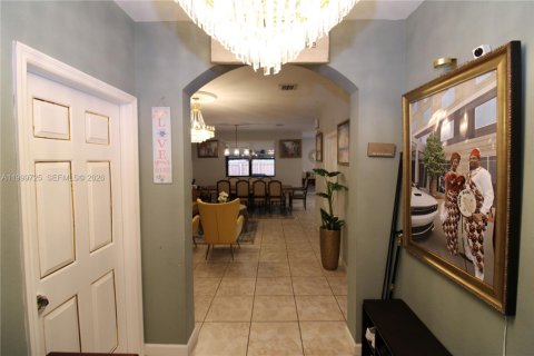 House in Homestead, Florida 4 bedrooms, 280.75 sq.m. № 2256377 - photo 13