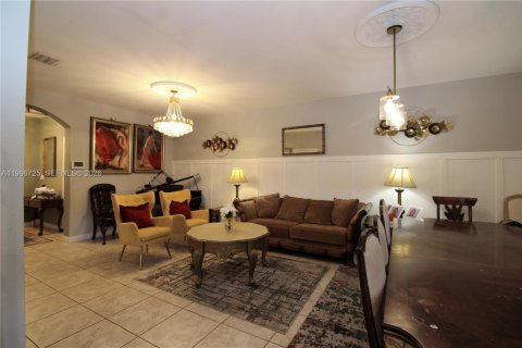 House in Homestead, Florida 4 bedrooms, 280.75 sq.m. № 2256377 - photo 18