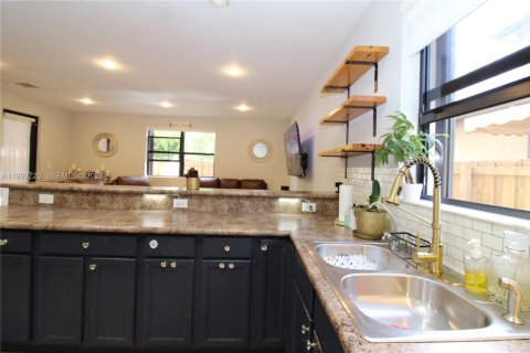 House in Homestead, Florida 4 bedrooms, 280.75 sq.m. № 2256377 - photo 26