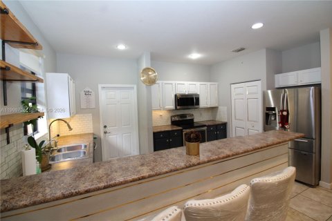 House in Homestead, Florida 4 bedrooms, 280.75 sq.m. № 2256377 - photo 30