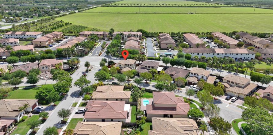 House in Homestead, Florida 4 bedrooms, 280.75 sq.m. № 2256377