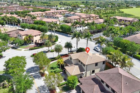 House in Homestead, Florida 4 bedrooms, 280.75 sq.m. № 2256377 - photo 5
