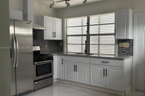 Apartamento en alquiler en Fort Lauderdale, Florida, 1 dormitorio, 160.91 m2 № 1995081 - foto 1