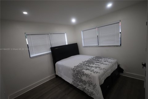 House in Miami, Florida 3 bedrooms, 113.43 sq.m. № 2012321 - photo 23