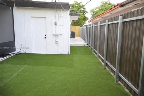 House in Miami, Florida 3 bedrooms, 113.43 sq.m. № 2012321 - photo 7