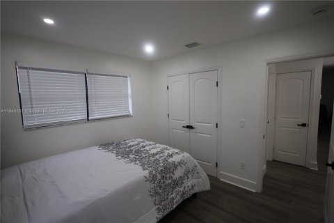 House in Miami, Florida 3 bedrooms, 113.43 sq.m. № 2012321 - photo 24
