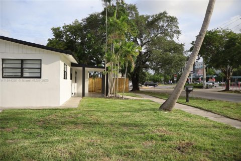 House in Miami, Florida 3 bedrooms, 113.43 sq.m. № 2012321 - photo 3