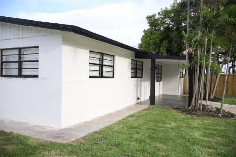 House in Miami, Florida 3 bedrooms, 113.43 sq.m. № 2012321 - photo 6