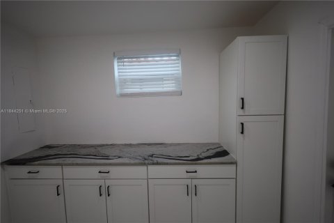 House in Miami, Florida 3 bedrooms, 113.43 sq.m. № 2012321 - photo 27