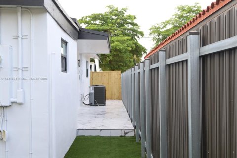 House in Miami, Florida 3 bedrooms, 113.43 sq.m. № 2012321 - photo 8