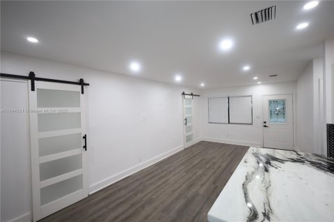 House in Miami, Florida 3 bedrooms, 113.43 sq.m. № 2012321 - photo 15