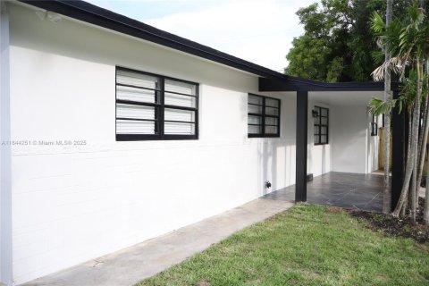 House in Miami, Florida 3 bedrooms, 113.43 sq.m. № 2012321 - photo 5