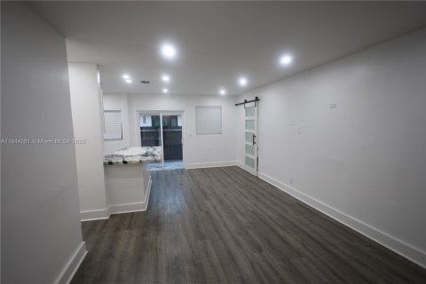 House in Miami, Florida 3 bedrooms, 113.43 sq.m. № 2012321 - photo 17