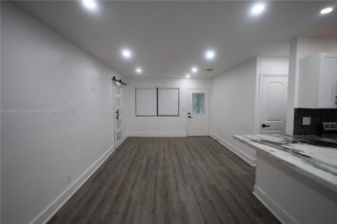 House in Miami, Florida 3 bedrooms, 113.43 sq.m. № 2012321 - photo 11