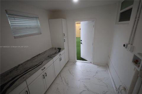 House in Miami, Florida 3 bedrooms, 113.43 sq.m. № 2012321 - photo 28