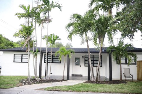 House in Miami, Florida 3 bedrooms, 113.43 sq.m. № 2012321 - photo 2