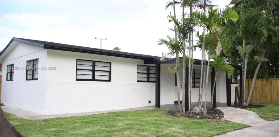 House in Miami, Florida 3 bedrooms, 113.43 sq.m. № 2012321