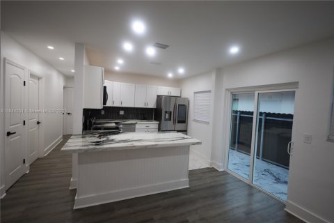 House in Miami, Florida 3 bedrooms, 113.43 sq.m. № 2012321 - photo 14