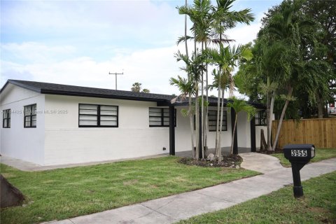 House in Miami, Florida 3 bedrooms, 113.43 sq.m. № 2012321 - photo 9