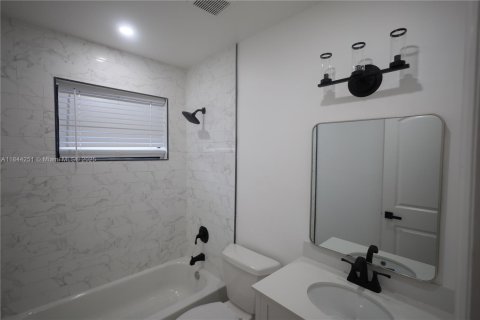 House in Miami, Florida 3 bedrooms, 113.43 sq.m. № 2012321 - photo 21